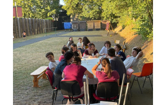 7. La table des jeunes, ils sont prêts à manger ! 🍉